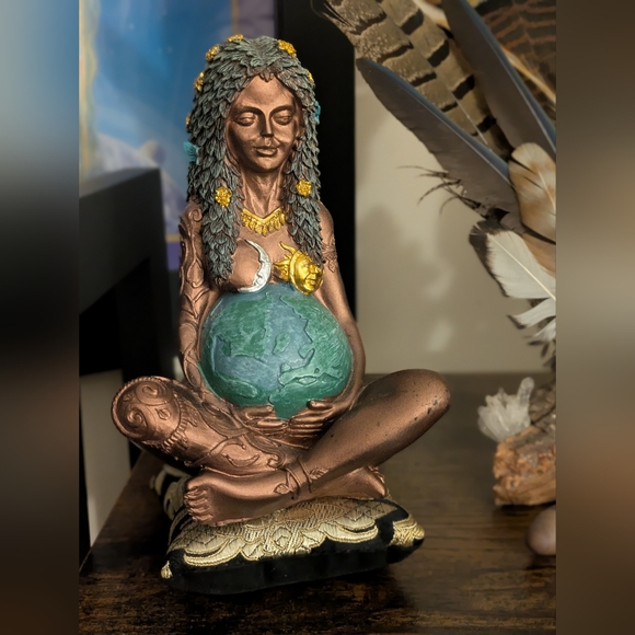 Gaia Fertility Statue - Picture 1 of 9